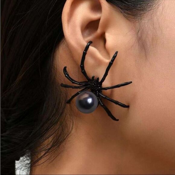 Free People Jewelry - Spider earrings A992